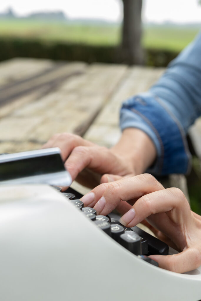 Handen die tikken op de typemachine