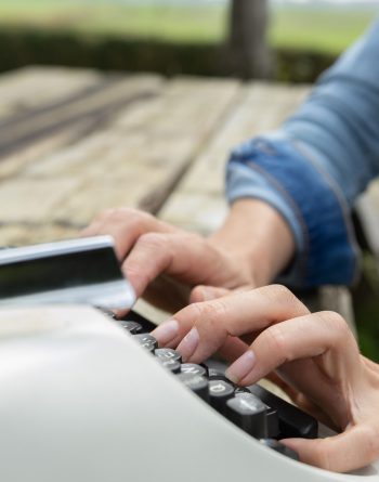 Handen die tikken op de typemachine